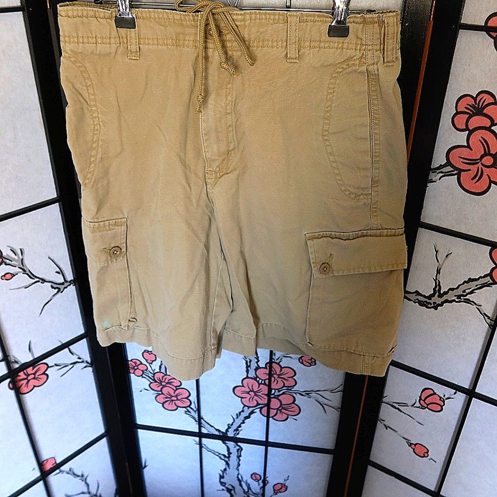 Van Heusen Cream Shorts Size 30